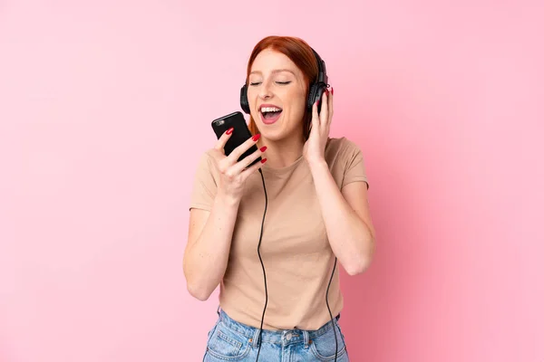 Jeune Rousse Femme Sur Fond Rose Isolé Utilisant Mobile Avec — Photo