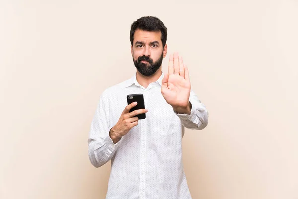 Junger Mann Mit Bart Hält Handy Der Hand Und Macht — Stockfoto