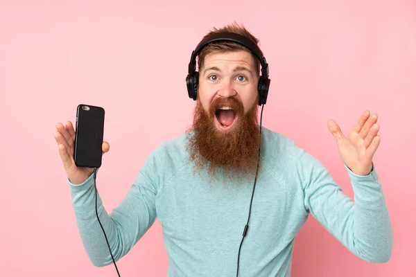 Homme Rousse Longue Barbe Sur Fond Rose Isolé Surpris Écoutant — Photo