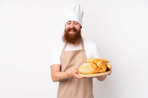 Rödhårig Man Kockuniform Manlig Bagare Som Håller Ett Bord Med — Stockfoto
