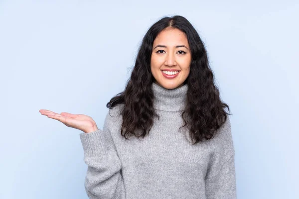 Spaanse Chinese Vrouw Geïsoleerde Blauwe Achtergrond Met Denkbeeldige Copyspace Palm — Stockfoto