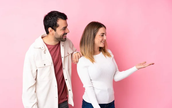 Casal Dia Dos Namorados Sobre Fundo Rosa Isolado Apontando Para — Fotografia de Stock