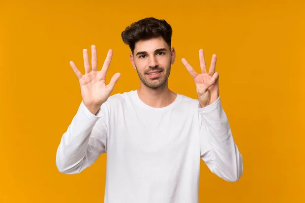 Mladý Muž Přes Izolované Oranžové Pozadí Počítání Osm Prsty — Stock fotografie