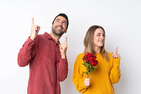 Pár Valentýna Drží Květiny Izolovaném Pozadí Ukazuje Ukazováčkem Skvělý Nápad — Stock fotografie