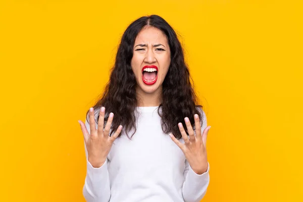 Donna Razza Mista Sfondo Giallo Isolato Infelice Frustrato Con Qualcosa — Foto Stock