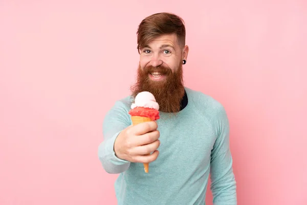 Roodharige Man Met Lange Baard Met Een Cornet Ijs Geïsoleerde — Stockfoto