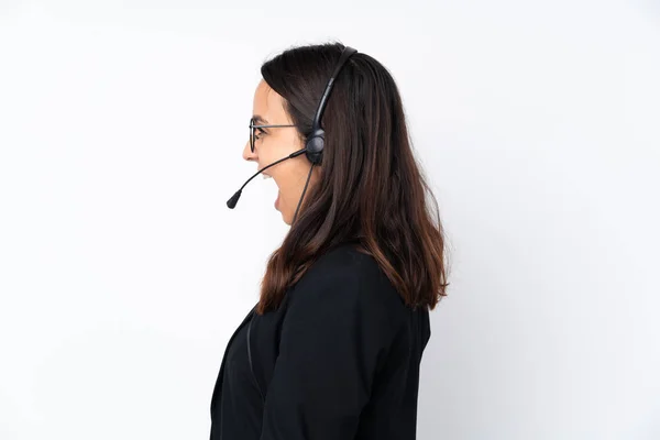 Jovem Mulher Telemarketer Isolado Fundo Branco Rindo Posição Lateral — Fotografia de Stock