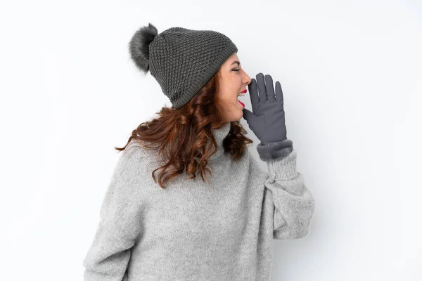 Giovane Donna Russa Con Cappello Invernale Sfondo Bianco Isolato Gridando — Foto Stock