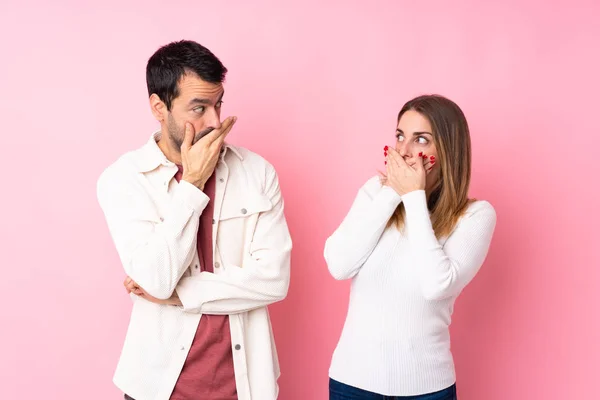 Casal Dia Dos Namorados Sobre Fundo Rosa Isolado Cobrindo Boca — Fotografia de Stock