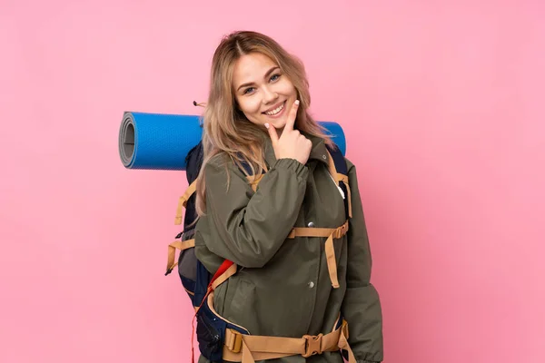 Adolescente Ragazza Alpinista Russa Con Grande Zaino Isolato Sfondo Rosa — Foto Stock