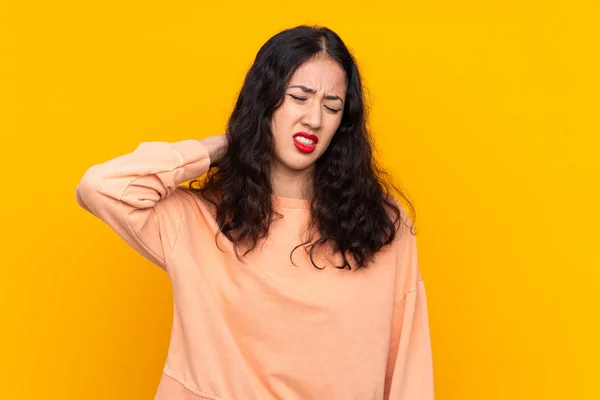 Spagnolo Donna Cinese Sfondo Giallo Isolato Con Mal Collo — Foto Stock