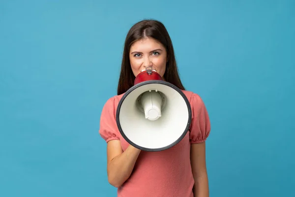 Jonge Vrouw Geïsoleerde Blauwe Achtergrond Schreeuwen Door Een Megafone — Stockfoto