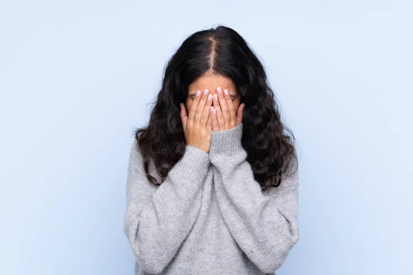 Mulher Chinesa Espanhola Sobre Fundo Azul Isolado Com Expressão Cansada — Fotografia de Stock