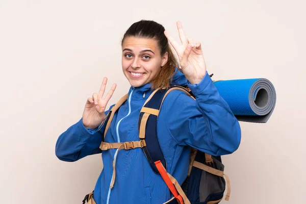 Joven Montañista Con Una Gran Mochila Sobre Fondo Aislado Sonriendo —  Fotos de Stock