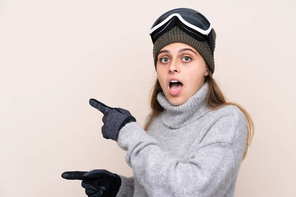 Tiener Skiër Meisje Met Snowboarden Bril Geïsoleerde Achtergrond Verrast Wijzen — Stockfoto