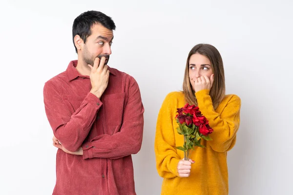 Casal Valentine Day Segurando Flores Sobre Fundo Isolado Pouco Nervoso — Fotografia de Stock