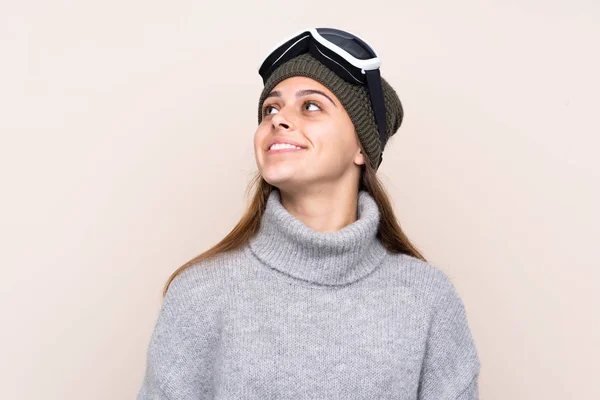 Tiener Skiër Meisje Met Snowboarden Bril Geïsoleerde Achtergrond Kijken Omhoog — Stockfoto