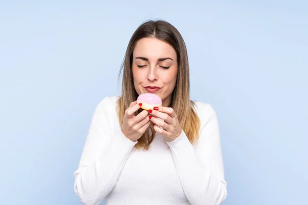 Junge Blonde Frau Über Isoliertem Blauem Hintergrund Mit Einem Donut — Stockfoto