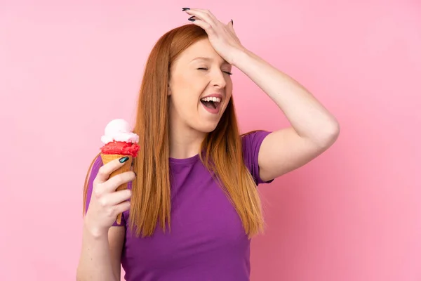 Jonge Roodharige Vrouw Met Een Cornet Ijs Geïsoleerde Roze Achtergrond — Stockfoto