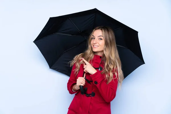 Mujer Joven Con Abrigo Invierno Sosteniendo Paraguas Señalándolo — Foto de Stock