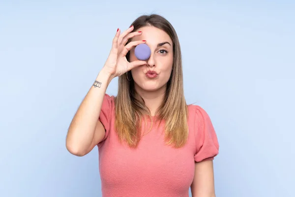 Giovane Donna Bionda Sfondo Blu Isolato Con Macaron Francesi Colorati — Foto Stock