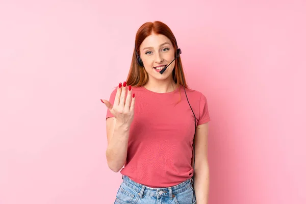 Jeune Rousse Femme Sur Fond Rose Isolé Travaillant Avec Casque — Photo