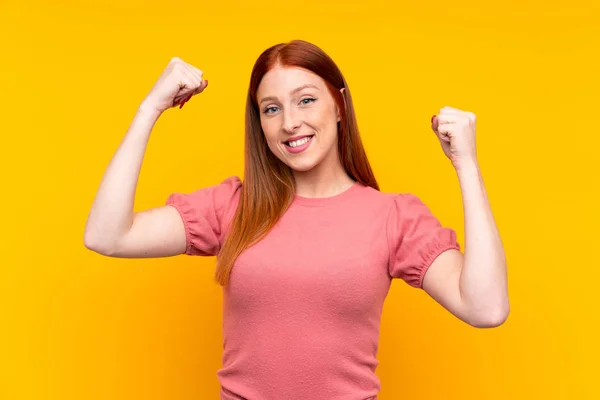 Giovane Donna Rossa Sfondo Giallo Isolato Che Celebra Una Vittoria — Foto Stock