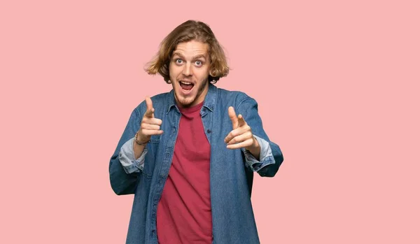 Hombre Rubio Señalando Hacia Frente Sonriendo Sobre Fondo Colorido —  Fotos de Stock