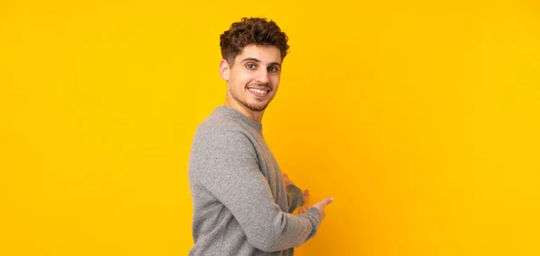 Joven Hombre Caucásico Aislado Fondo Extendiendo Las Manos Lado Para — Foto de Stock