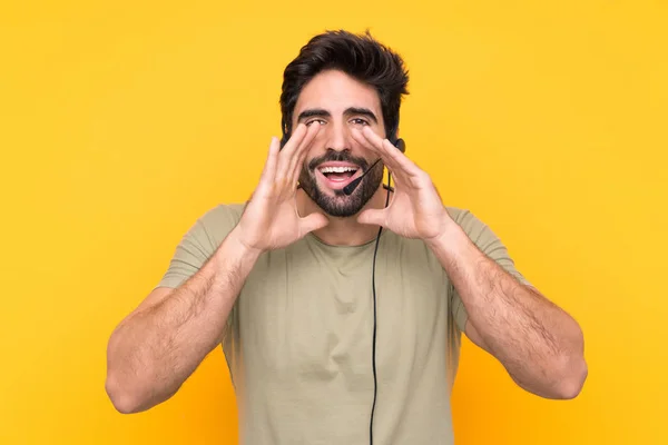 Hombre Telemarketer Trabajando Con Auricular Sobre Fondo Amarillo Aislado Gritando — Foto de Stock