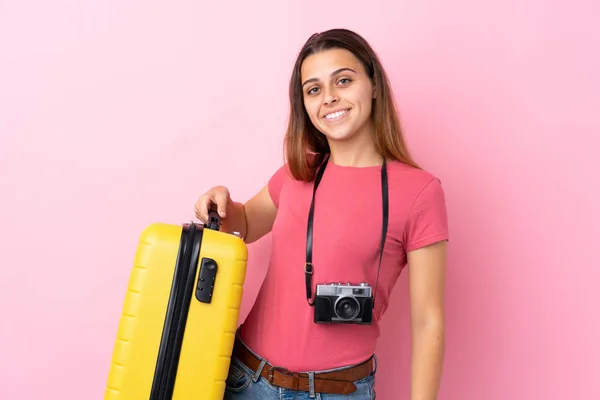 Teenager Cestovatel Dívka Drží Kufr Přes Izolované Růžové Pozadí Úsměvem — Stock fotografie