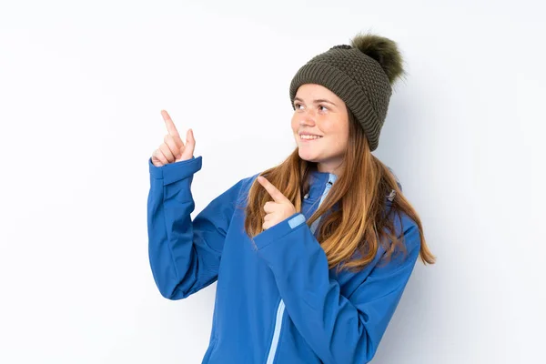 Adolescente Ucraniana Con Sombrero Invierno Sobre Fondo Blanco Aislado Apuntando —  Fotos de Stock