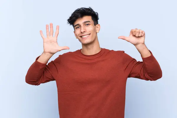 Jonge Argentijnse Man Geïsoleerde Blauwe Achtergrond Tellen Zes Met Vingers — Stockfoto