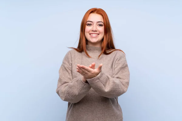 Rossa Adolescente Ragazza Con Maglione Isolato Sfondo Blu Applaudendo — Foto Stock