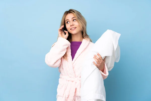 Adolescente Ragazza Russa Pigiama Isolato Sfondo Blu Contenente Caffè Portare — Foto Stock