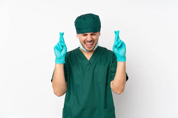 Cirurgião Uniforme Verde Isolado Fundo Branco Isolado Com Dedos Cruzando — Fotografia de Stock