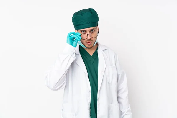 Χειρούργος με πράσινη στολή απομονωμένος σε απομονωμένο λευκό φόντο — Φωτογραφία Αρχείου