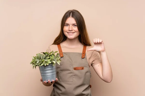 Ukrainska Tonåring Trädgårdsmästare Flicka Som Håller Växt Stolt Och Självbelåten — Stockfoto