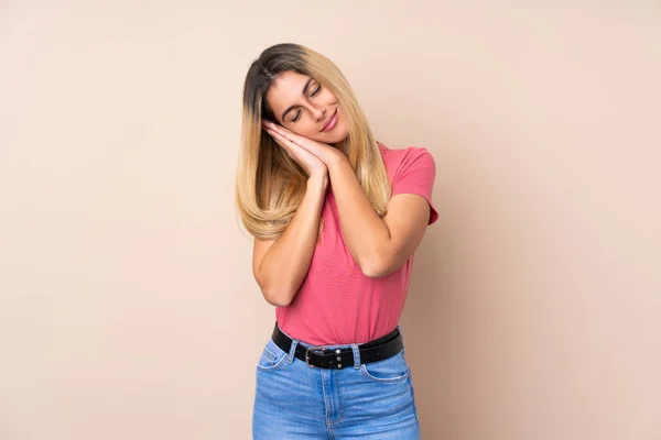 Jonge Uruguayaanse Vrouw Geïsoleerde Achtergrond Maken Slaap Gebaar Dorable Expressie — Stockfoto