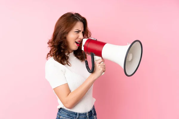 Jovem Mulher Russa Sobre Isolado Fundo Rosa Gritando Através Megafone — Fotografia de Stock