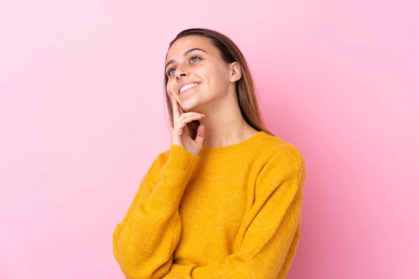 Teenager Dívka Žlutým Svetrem Přes Izolované Růžové Pozadí Myšlení Nápad — Stock fotografie