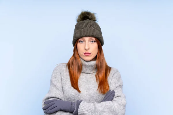 Ung Rödhårig Rysk Kvinna Med Vinter Hatt Över Isolerad Blå — Stockfoto