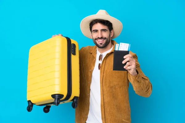 Jovem Bonito Homem Com Barba Sobre Fundo Azul Isolado Férias — Fotografia de Stock