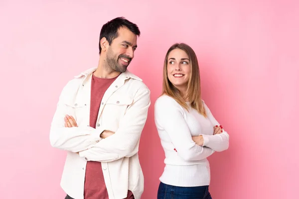 Coppia San Valentino Sfondo Rosa Isolato Guardando Oltre Spalla Con — Foto Stock