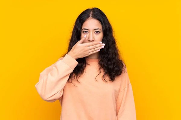 Espanhol Chinês Mulher Sobre Isolado Amarelo Fundo Cobrindo Boca Com — Fotografia de Stock