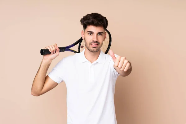 Mladý Muž Přes Izolované Pozadí Hrát Tenis Palcem Nahoru — Stock fotografie