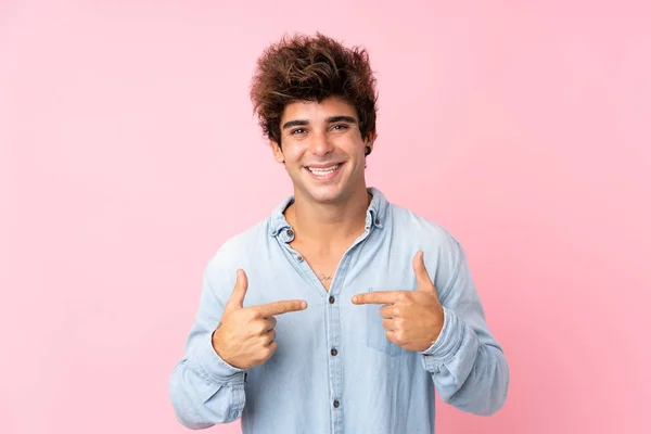Mladý Kavkazský Muž Džínovou Košilí Přes Izolované Růžové Pozadí Překvapivým — Stock fotografie