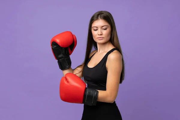 Junge Frau Über Isoliertem Hintergrund Mit Boxhandschuhen — Stockfoto