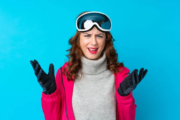 Mujer Esquiadora Con Gafas Snowboard Sobre Aislada Pared Azul Infeliz — Foto de Stock