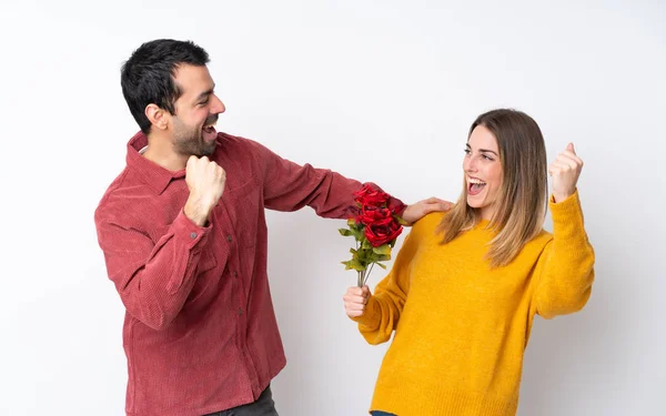 Casal Dia Dos Namorados Segurando Flores Sobre Fundo Isolado Celebrando — Fotografia de Stock